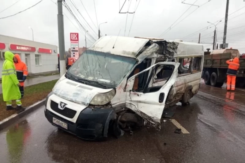 Авария произошла на Пролетарском мосту.