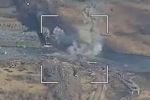 Мосты и понтоны в Купянске уничтожены ударами российской штурмовой армейской авиации.