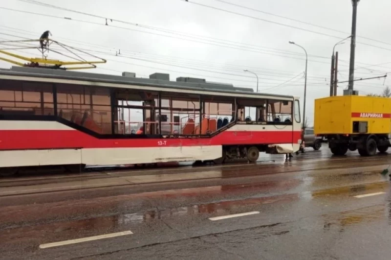 Одним из участников ДТП стал трамвай.