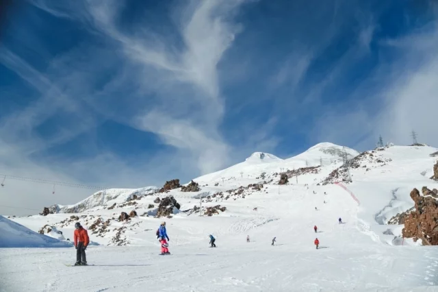 На курортах для гостей будут доступны трассы разной сложности.