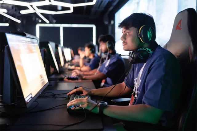 Самые модные игры, самые известные геймеры, никаких санкций и нейтральных статусов — порой за одну команду там играли русские и украинцы.