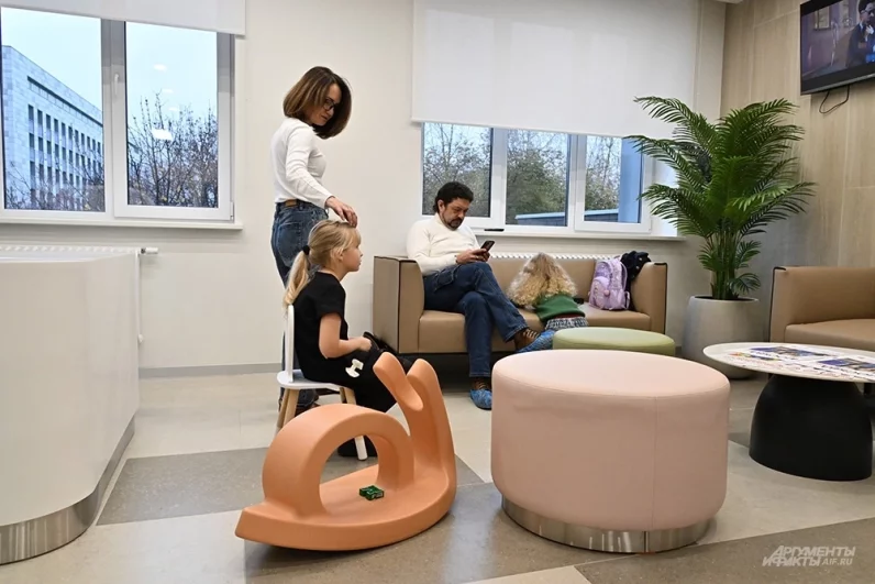 В зонах ожидания - комфортные диваны, телевизор и игрушки для детей.