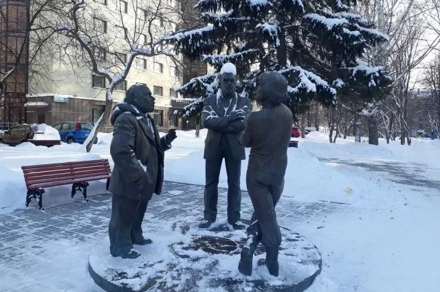 Героями памятника «Горожане. Разговор» стали знаменитые уральские художники Герман Метелёв, Миша Брусиловский и Виталий Волович.