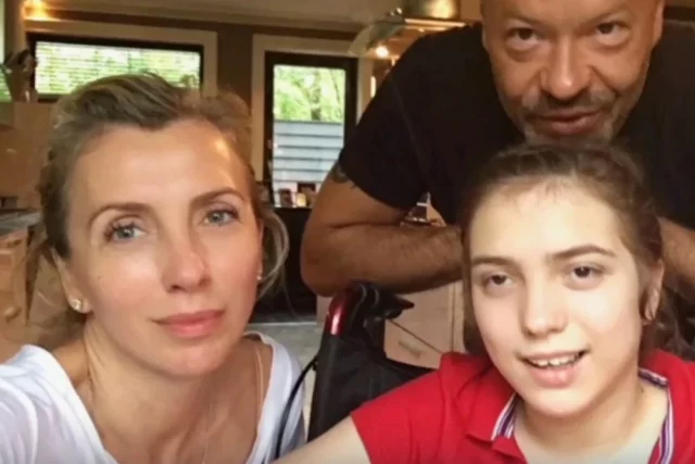 Родители не то чтобы скрывали, скорее, не распространялись о дочери.