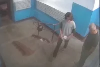 Хулиганов заставили взять в руки тряпки и убрать за собой.