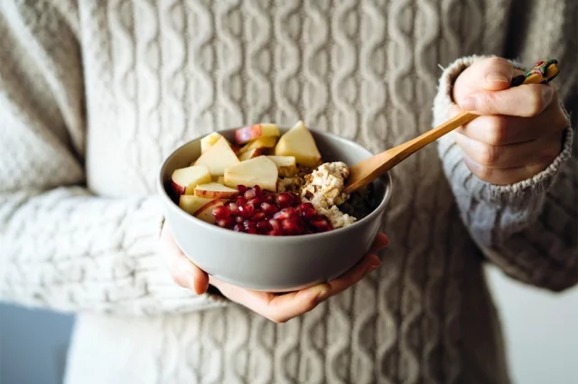 Углеводы выполняют энергетическую функцию и служат основным источником топлива для клеток.