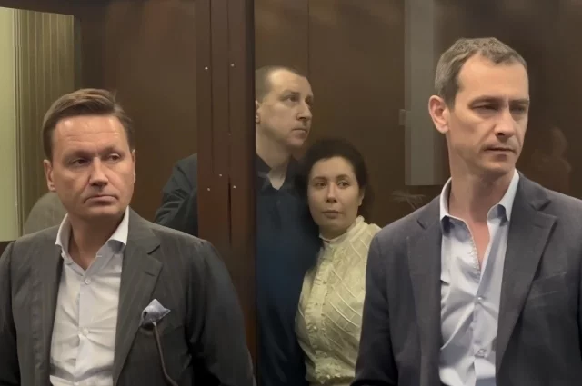 В Хостинский районный суд Сочи подан иск о конфискации имущества бывшего мэра города, соответчиками по которому выступают его супруга, мать, другие лица и несколько организаций.