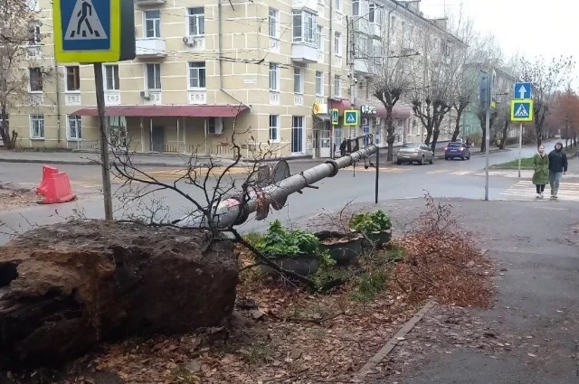 Сейчас о коммунальной аварии напоминает лишь вывернутый из земли столб да мокрая земля. Потоки зловонной жижи удалось остановить. Но местные жители боятся повторения своего кошмара.