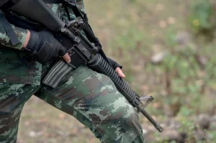 Во время «обороны» города вояки киевской армии были замечены за мародерством и жестоким отношением к гражданским.