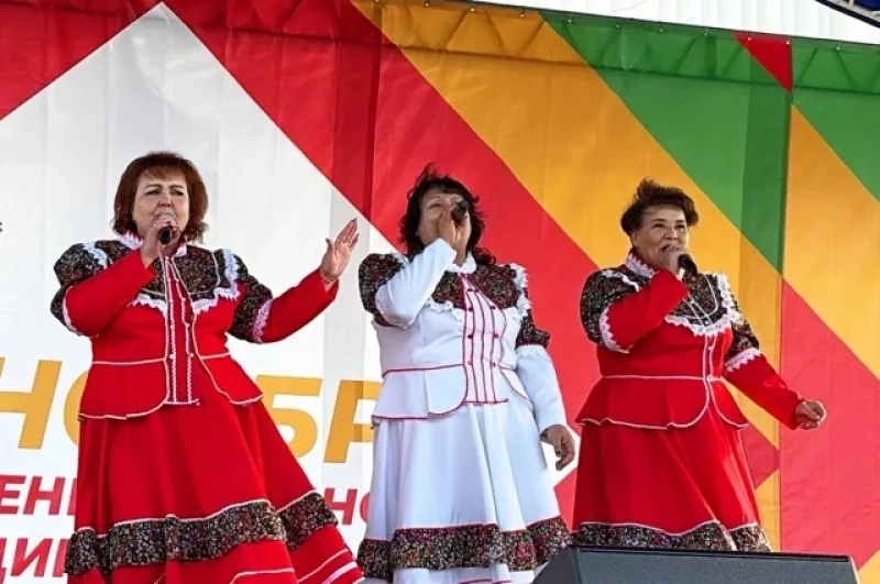 На мероприятии выступали музыкальные коллективы. 