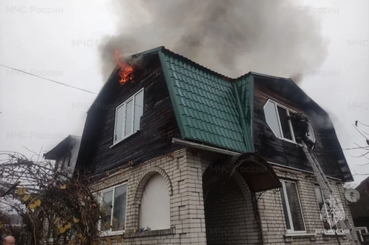 Четыре пожарных подразделения тушили дом на улице Луговой в Брянске