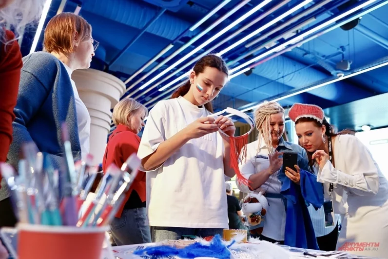 В одной из локаций фестиваля проходил мастер-класс по изготовлению национальных головных уборов.