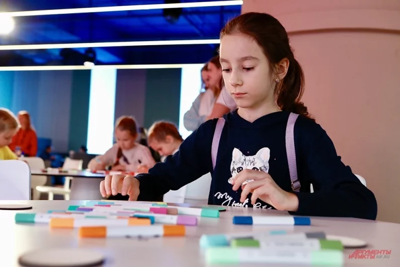 Увлеченных рисованием не могли отвлечь от работы даже самые яркие концертные номера фестивальной программы.