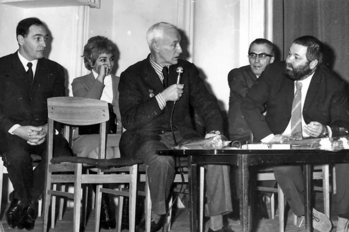 Вячеслав Тихонов, Татьяна Лиознова, Роман Кармен и Юлиан Семёнов на встрече со зрителями. 1973 год.