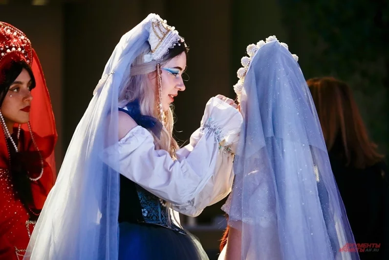 Многие дизайнеры сделали ставку на образы с ярко выраженным национальным колоритом.