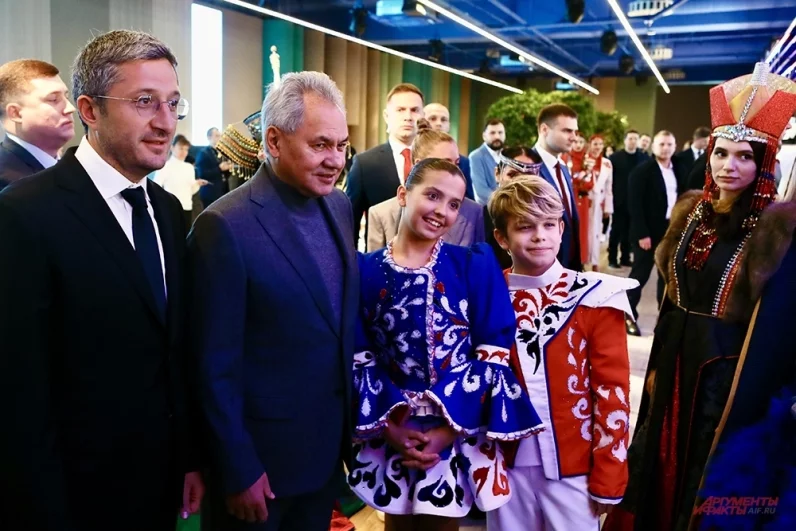 Секретарь Совета Безопасности России Сергей Шойгу осмотрел экспозицию. Просмотр программы фестиваля он начал с модного показа, оценив разнообразие представленных народных стилей.