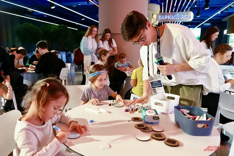 Тут же в зоне мастер-классов маленькие художницы учились разрисовывать бумажные тарелочки природными узорами, под руководством опытного художника создавая на карточке целые пейзажи.