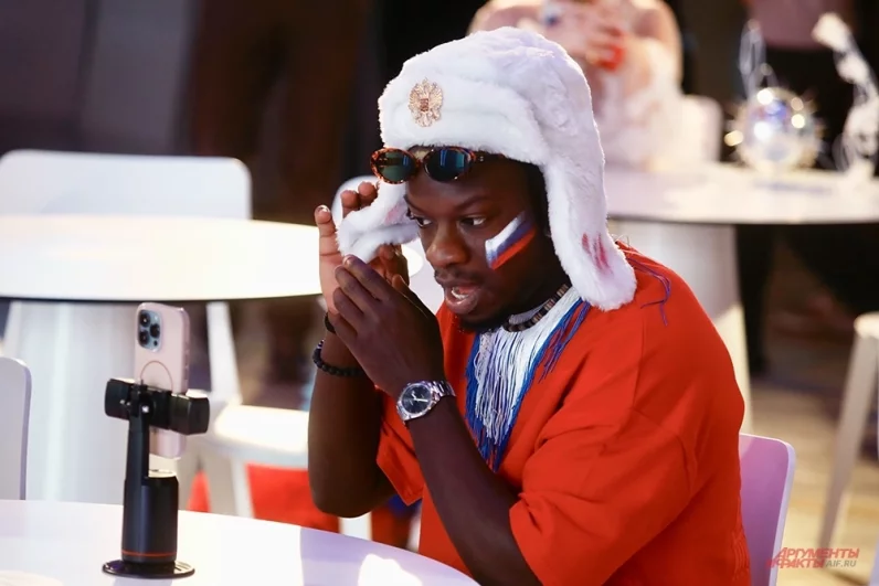 В концерте, проходившем на той же площадке, выступали представители самых разных национальностей. Были и представители жаркой Африки.