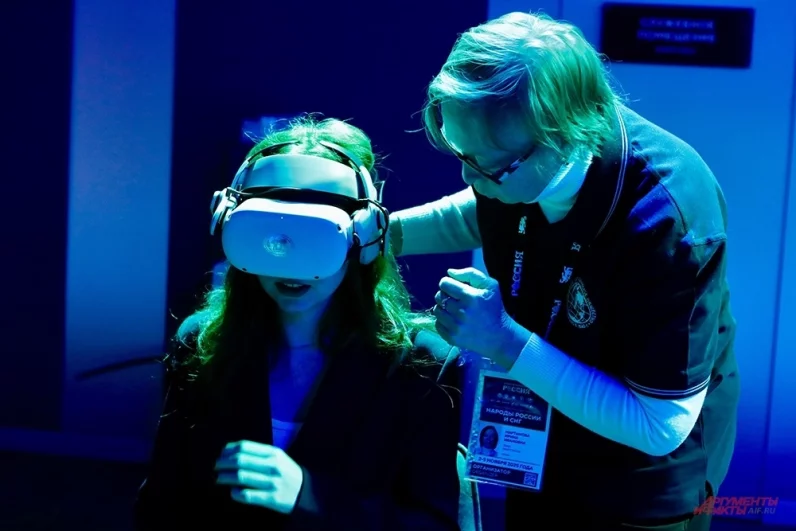 Гости выставки не только посещают лекции, но и отправляются в виртуальное путешествие по стране в vr-очках.