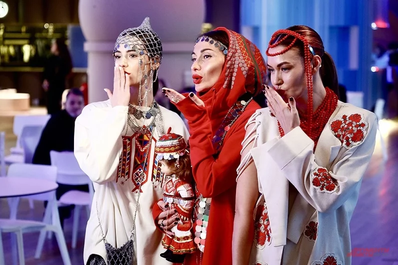 3 ноября в рамках международного фестиваля «Народы России и стран СНГ», проходящего в национальном центре «Россия», состоялся модный показ.