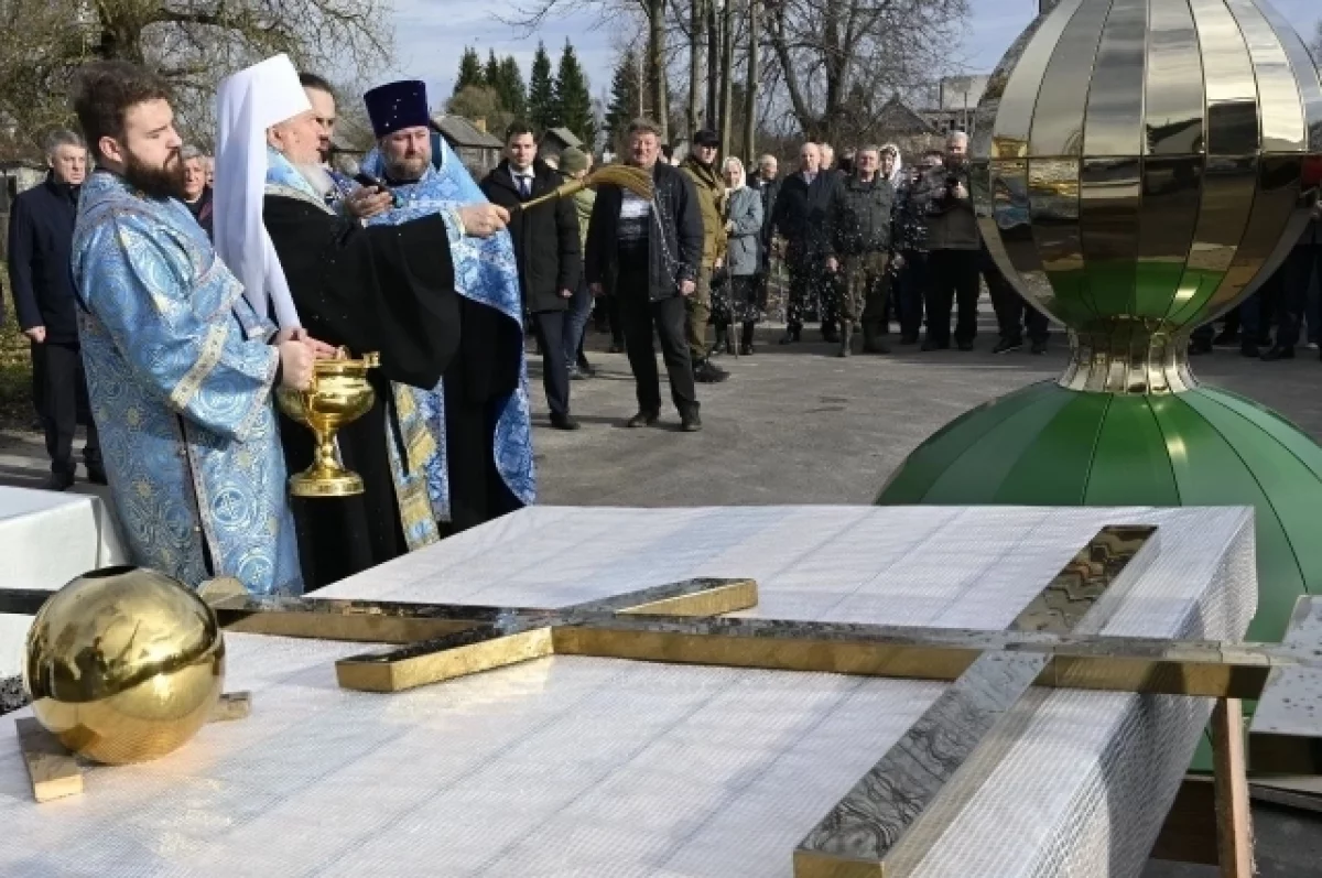 В брянском селе Селечня освятили купол и крест возрожденного храма