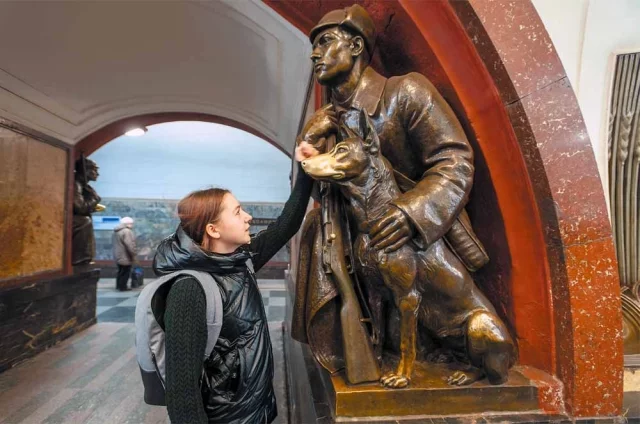 Большим успехом у пассажиров метро всегда пользовался собачий нос: из бронзового он стал «золотым».