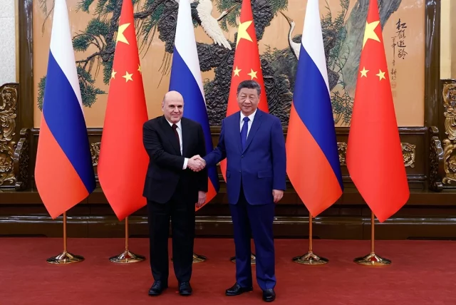 Председатель правительства РФ Михаил Мишустин и председатель КНР Си Цзиньпин (справа) на встрече в Доме народных собраний в Пекине.