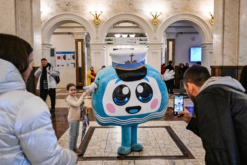 В каждом уголке столицы можно приобщиться к празднику. В метро дети с удовольствием фотографируются с ростовыми куклами.