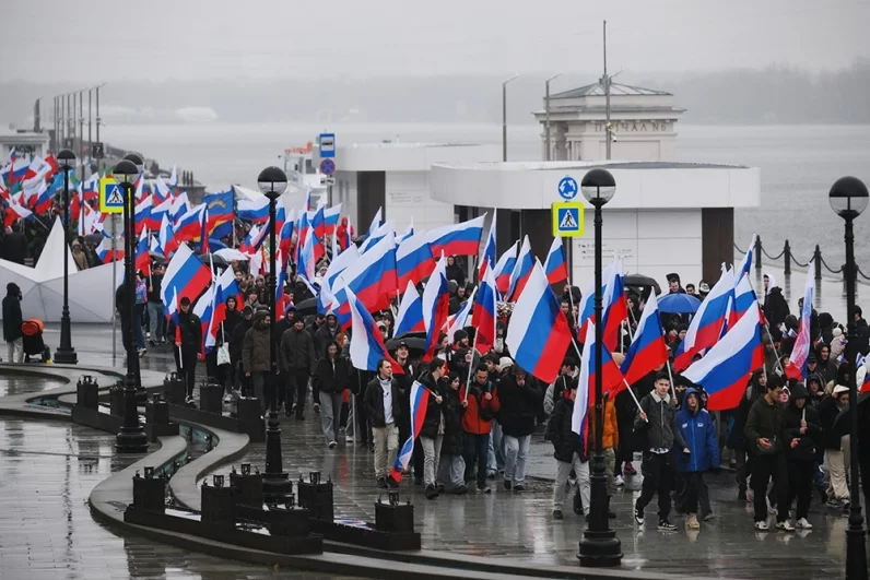Колонна молодежи прошла торжественным шествием к памятнику Минину и Пожарскому.