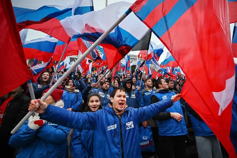 Москва празднует День народного единства. Молодые активные москвичи и участники «Волонтёрской роты» собрались 4 ноября на Манежной площади.