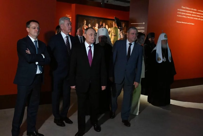 В среду, 5 ноября, в «Манеже» открывается выставка «Великая Победа. Россия — Моя история». Накануне с экспозицией, охватывающей период от вторжения нацистских войск в СССР до подписания Акта о капитуляции в Японии, ознакомились президент Владимир Путин, мэр Москвы Сергей Собянин.