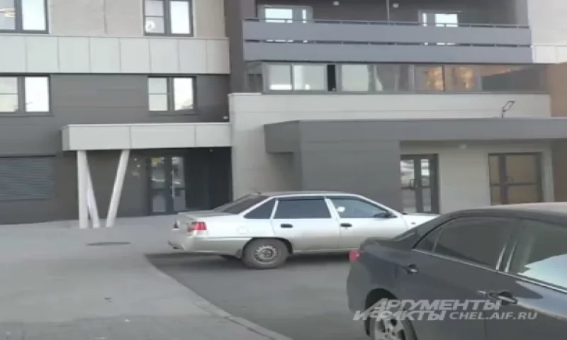 Подъезд в дом, где нашли тело.