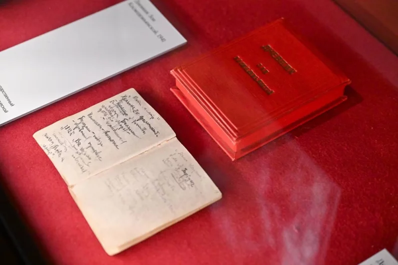 На экспозиции можно увидеть подлинники записной книжки Зои Космодемьянской, лист летчика Алексея Мересьева и шинель снайпера Людмилы Павличенко.