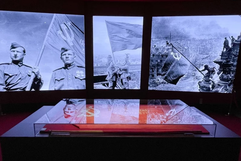 Экспозиция сопровождается мультимедийными материалами, чтобы донести суть до каждого зрителя.