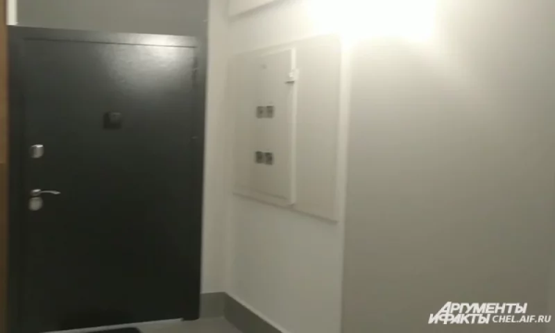 Дверь в квартиру, где нашли труп девочки в диване.