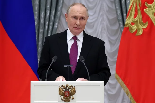 Владимир Путин на церемонии награждения разработчиков крылатой ракеты «Буревестник» и беспилотного подводного аппарата «Посейдон».