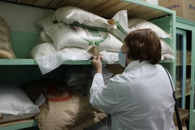 Ранее проверки проводились только в учреждениях с собственными кухнями, но теперь охватывают сады и школы, где питание осуществляется аутсорсинговыми компаниями