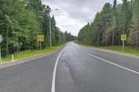 Эта дорога ведет к популярной туристической точке центральной части Югры — деревне Шапше. 