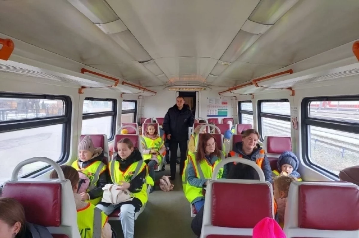 Железнодорожники провели акцию Рейс безопасности для школьников Брянска