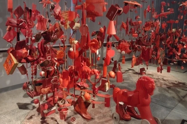 Инсталляция символизирует стремление детей к светлому коммунистическому будущему