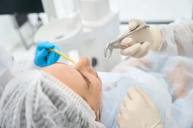 Раньше при выраженной атрофии единственным решением была костная пластика.