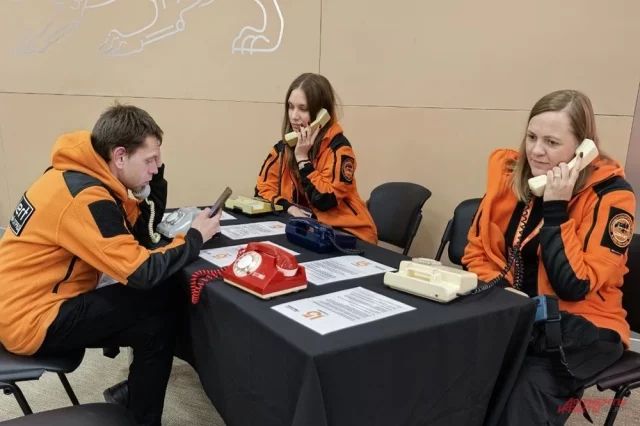 Сотрудники поискового отряда «ЛизаАлерт» в Национальном Центре «Россия».
