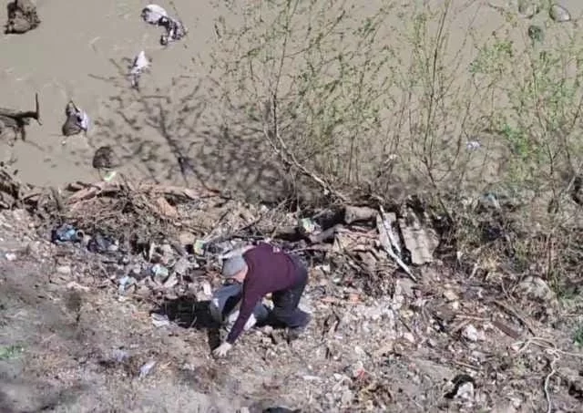 Сотрудники минприроды Дагестана зачастую сами вручную разбирают мусорные завалы на горных реках.