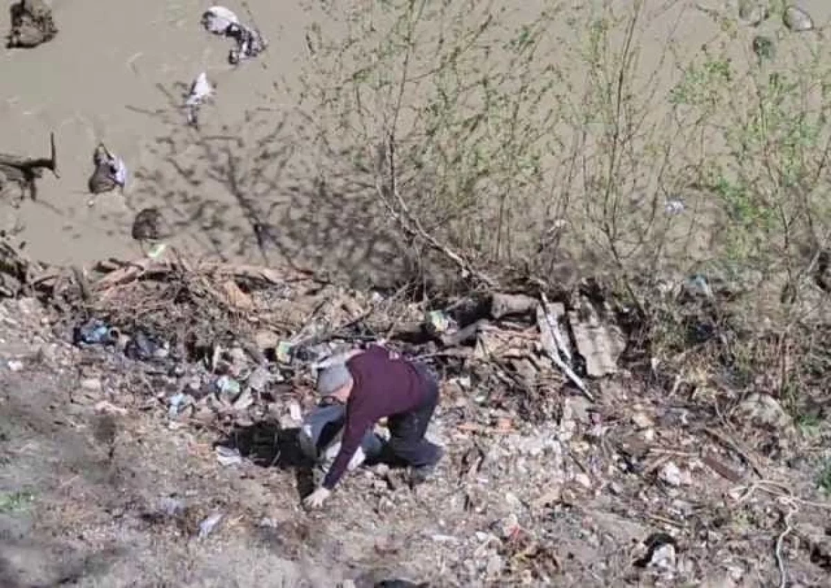 Сотрудники минприроды Дагестана зачастую сами вручную разбирают мусорные завалы на горных реках.