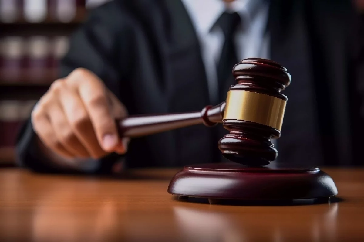 Изображение весов правосудия, символизирующих борьбу с коррупцией и закон