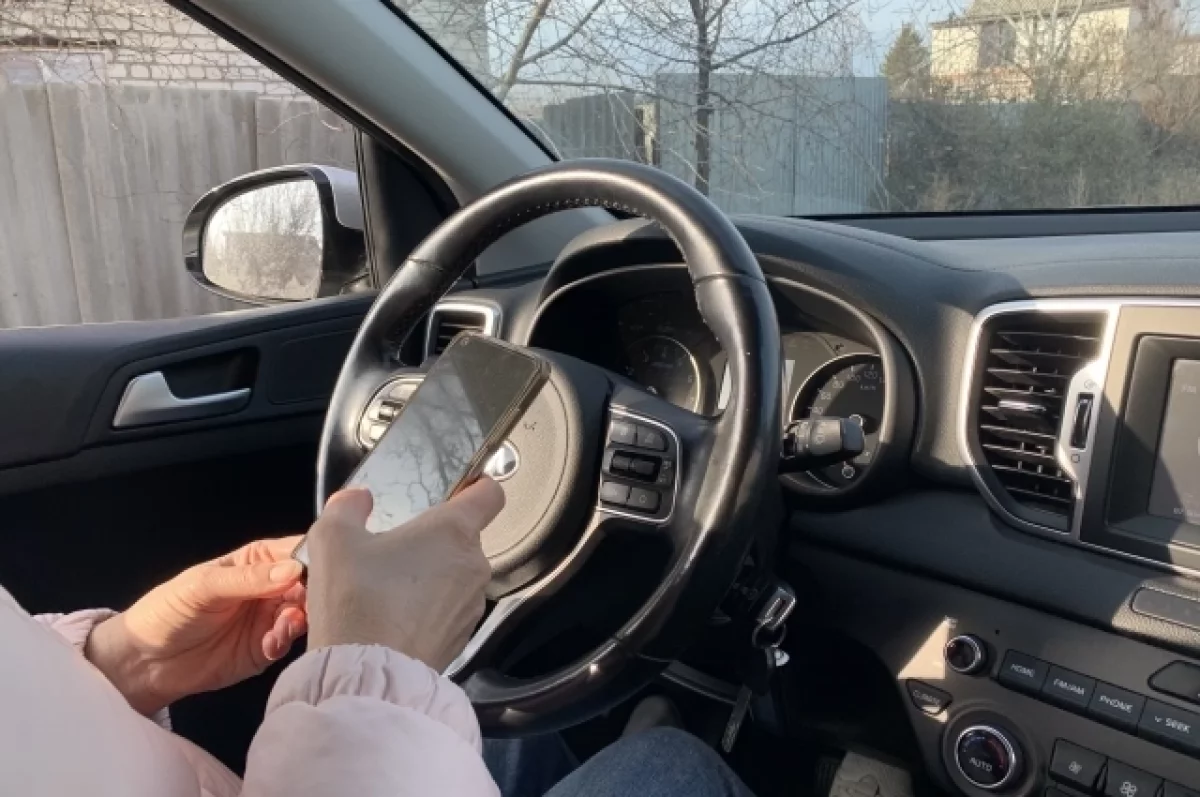 Девушка за рулем автомобиля каршеринга