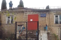 Поликлинику начали ремонтировать, но потом работы заглохли.