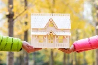 Чтобы не оказаться заложником своих соседей, нацпарков, лесопарков и прочих смежных хозяйствующих субъектов, споры с которыми в большинстве случаев рассматриваются в суде, нужно уделить особое внимание проверке документов. 