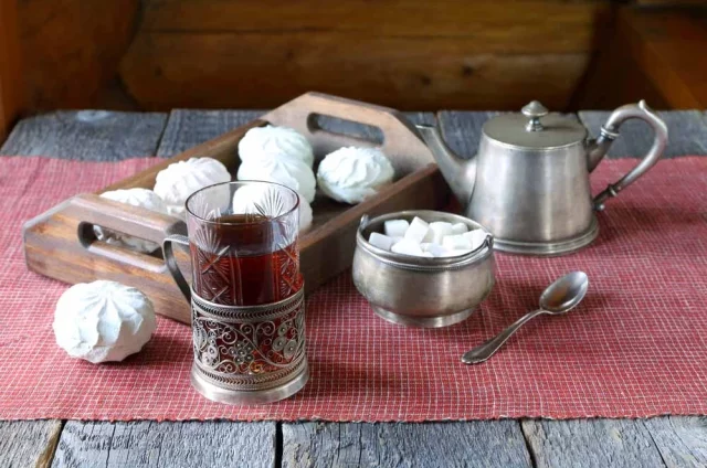 Желатин в составе зефира — это чистый белок коллаген, полезный для суставов, кожи и волос. 