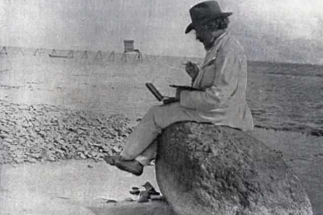 Илья Репин пишет этюд на берегу Финского залива. Фотография 1910-х гг.